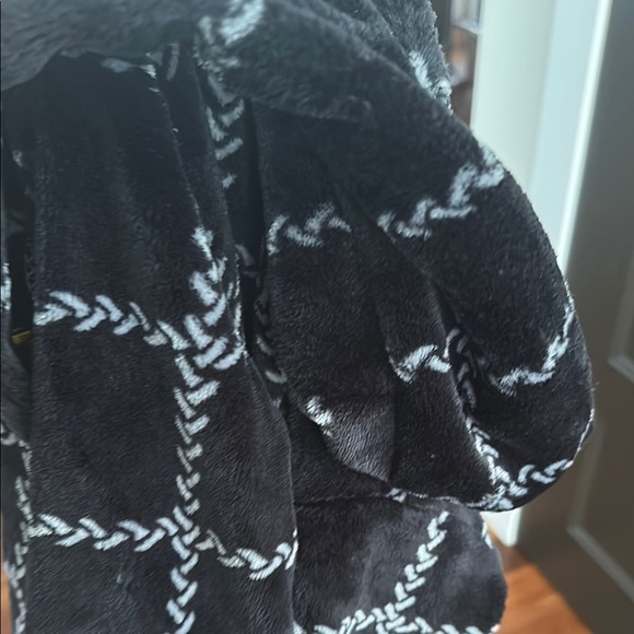 Black and White Robe with Plush Fabric and Belt - Picture 5 of 6